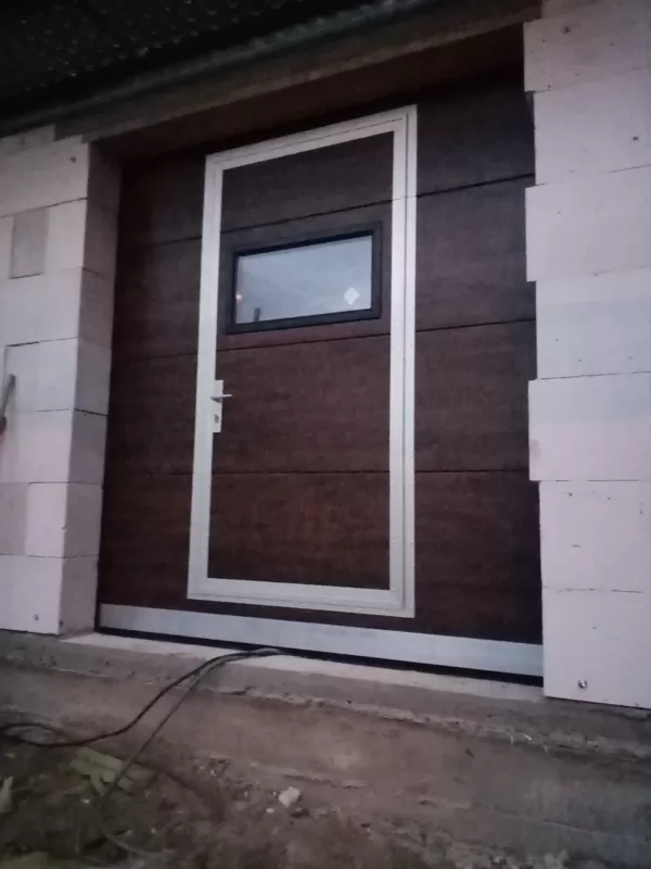 Гаражные ворота со входом для персонала